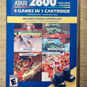 Peut inclure: Une cartouche de jeu vidéo Atari 2600 avec quatre jeux : Breakout, Canyon Bomber, Night Driver et Video Olympics. La cartouche bleue comprend deux contrôleurs à palettes et est classée "Everyone" par l'ESRB.