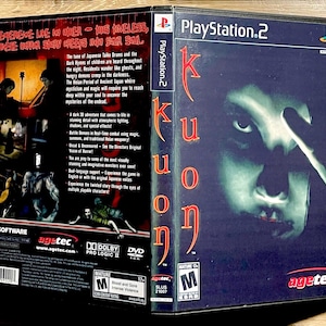 Op de afbeelding: PlayStation 2 game case voor "Kuon". De cover toont een spookachtig gezicht met de titel van de game in het rood. De achterkant van de case heeft tekst en afbeeldingen die betrekking hebben op het verhaal en de functies van de game.