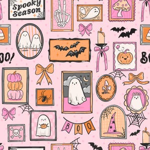 Op de afbeelding: Een roze Halloween-patroon met ingelijste illustraties van geesten, pompoenen, vleermuizen, spinnen en een heksenhoed. De woorden "Spooky Season" en "Boo!" zijn zichtbaar. Het ontwerp bevat strikken, kaarsen en een skelet hand.
