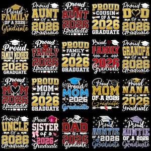 K&ouml;nnte beinhalten: Eine Sammlung von Designs zum Thema Abschluss auf schwarzem Hintergrund. Die Designs zeigen S&auml;tze wie "Stolze Familie eines Absolventen 2026" und "Stolze Mama eines Absolventen 2026" in verschiedenen Farben und Schriftarten.