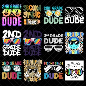 Può includere: Una collezione di dodici design grafici con il testo 2nd Grade Dude o Second Grade Dude, che incorporano varie illustrazioni di occhiali da sole, faccine sorridenti, matite e motivi a scacchi in vivaci tavolozze multicolori.