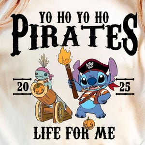 以下が含まれることがあります： クリーム色のTシャツ。海賊をテーマにした漫画のデザイン。デザインには「YO HO YO HO PIRATES LIFE FOR ME」というテキストと、スティッチ、大砲、カボチャなどの漫画のキャラクターが含まれています。数字の20と25も含まれています。