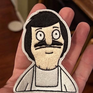 Pode incluir: Um conjunto de três canecas de cerâmica com acabamento manchado e fosco. As canecas são em tons de creme, cinza claro e cinza escuro. Cada caneca tem um design simples e minimalista e uma alça arredondada.