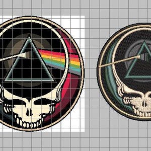 Może przedstawiać: Haftowana naszywka z czaszką Steal Your Face połączona z pryzmatem i tęczą Dark Side of the Moon. Naszywka jest okrągła z czarnym tłem, tęczą i turkusowym trójkątem.