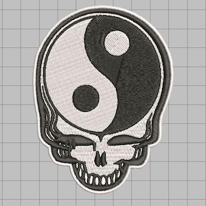 Peut inclure: Écusson brodé représentant un crâne stylisé avec un symbole yin-yang au centre. Le yin-yang est divisé en noir et blanc, avec un point noir et blanc de chaque côté. Le crâne a une bordure blanche, sur un fond de grille grise.