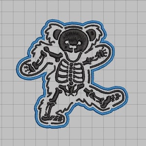 Puede incluir: Parche bordado con un diseño de oso esqueleto negro con un contorno azul. El oso está en una pose de baile, con su caja torácica y extremidades visibles. El parche está sobre un fondo de cuadrícula gris.