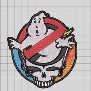 Può includere: Toppa ricamata con un fantasma bianco all'interno di un simbolo rosso di divieto di fantasmi, con un fulmine giallo. Il disegno incorpora un teschio in bianco e nero con un bordo circolare blu, arancione e giallo. La toppa è su uno sfondo a griglia.