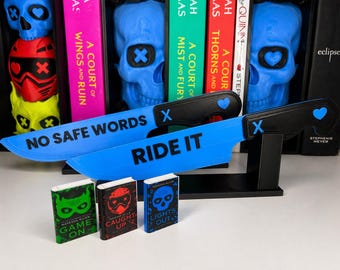 Juego de cuchillos de exhibición inspirados en la trilogía "Into Darkness" de Navessa Allen, con los diseños "No Safe Words" y "Ride It", ideales para exhibir en estanterías literarias o como réplica de utilería.