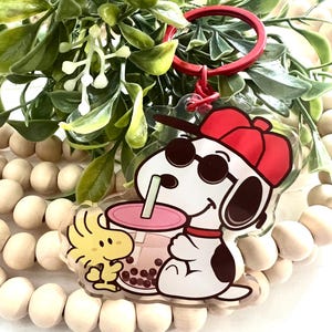 SLEUTELHANGER- Zwart-witte hond die boba-sleutelhanger drinkt, Boba Lovers, acrylsleutelhanger, schattige sleutelhanger, liefhebbers van fijnproevers