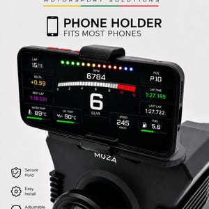 Op de afbeelding: Een zwarte telefoonhouder gemonteerd op een Moza racestuurvoet. De houder bevestigt een smartphone die een digitaal racedashboard toont met telemetriegegevens zoals toerental, versnelling, snelheid en rondetijden. Tekst bevat Baltic Motorsport Solutions.