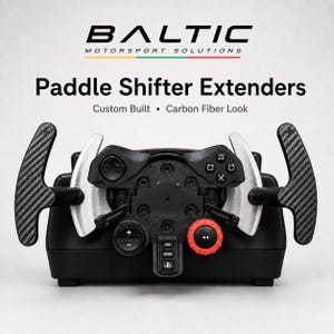 Könnte beinhalten: Eine schwarze Gaming-Lenkradbasis mit Schaltwippen-Verlängerungen in Carbonfaser-Optik. Das Gerät verfügt über ein zentrales Bedienfeld mit Tasten, einem roten Drehregler und dem Text BALTIC MOTORSPORT SOLUTIONS Paddle Shifter Extenders Custom Built.