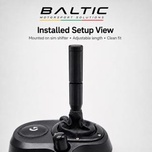 Könnte beinhalten: Eine schwarze zylindrische Sim-Schalthebelverlängerung, montiert auf einer Basis mit einer schwarzen kunstlederartigen Manschette. Text: BALTIC MOTORSPORT SOLUTIONS, Installed Setup View, Mounted on sim shifter, Adjustable length, Clean fit.
