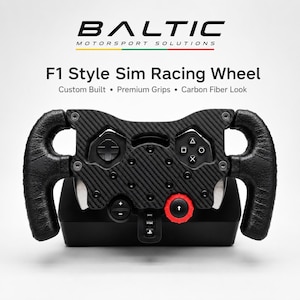 以下が含まれることがあります： カーボンファイバー調のテクスチャを持つ黒いF1スタイルのシムレーシングホイール。テクスチャ加工された黒いグリップ、方向パッド、アクションボタン、赤いダイヤルを備えています。テキスト：BALTIC MOTORSPORT SOLUTIONS, F1 Style Sim Racing Wheel, Custom Built, Premium Grips, Carbon Fiber Look。