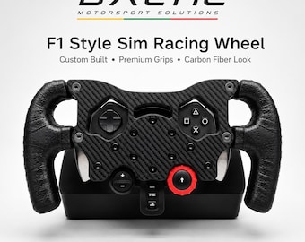 Könnte beinhalten: Ein schwarzes F1-Sim-Rennlenkrad mit Carbonfaser-Optik, strukturierten schwarzen Griffen und verschiedenen Tasten, darunter ein rotes Einstellrad. Der Text BALTIC MOTORSPORT SOLUTIONS und F1 Style Sim Racing Wheel Custom Built Premium Grips Carbon Fiber Look sind sichtbar.