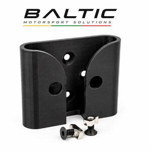 Op de afbeelding: Een zwarte U-vormige montagebeugel van kunststof met vier ronde schroefgaten, geplaatst onder de tekst BALTIC MOTORSPORT SOLUTIONS. Twee kleine metalen T-bouten met zwarte koppen en zilveren moeren liggen voor de beugel.
