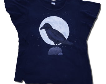 Size 42 Upcycled T-Shirt mit handgemalter Raben- und Mondgrafik