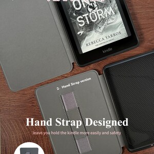 Peut inclure: Deux &eacute;tuis de protection gris pour liseuse Kindle. Le premier est une version standard avec un int&eacute;rieur uni. Le second est une version avec sangle de maintien &eacute;lastique int&eacute;gr&eacute;e. Le texte inclut NINA ART, ONYX STORM, REBECCA YARROS, THE EMPYREAN SERIES, kindle, 1. Regular version, 2. Hand Strap version, et Hand Strap Designed.