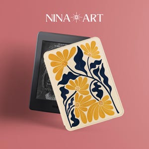 Può includere: Una custodia bianca per e-reader Kindle con un design floreale. Il design presenta fiori gialli con foglie blu scuro su uno sfondo crema.