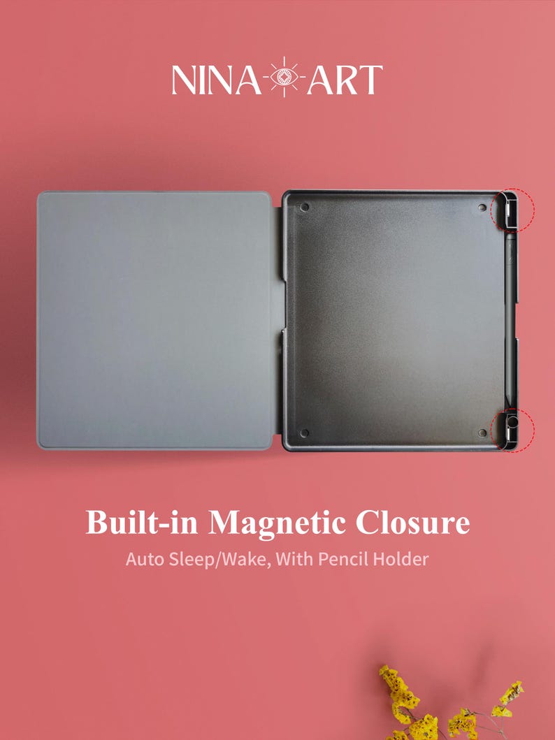 Op de afbeelding: Een grijze tablethoes met een ingebouwde magnetische sluiting, automatische slaap/wake-functie en een potloodhouder. De hoes is open en toont de binnenkant. De tekst "NINA ART" staat bovenaan.