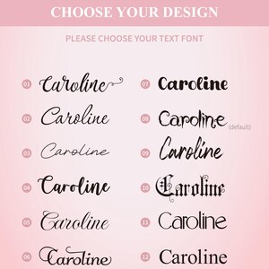Peut inclure: Un tableau rose clair pr&eacute;sentant douze options de polices distinctes pour le nom Caroline, num&eacute;rot&eacute;es de 01 &agrave; 12. L'en-t&ecirc;te indique NINA ART, CHOOSE YOUR DESIGN et PLEASE CHOOSE YOUR TEXT FONT. Chaque entr&eacute;e num&eacute;rot&eacute;e affiche le nom dans une police unique.