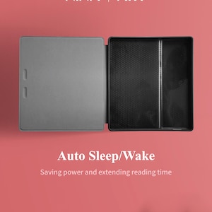 Op de afbeelding: Een grijze, open tablet case met een zwart interieur en de tekst "Auto Sleep/Wake" op een roze achtergrond. De case heeft een gestructureerd interieur en de merknaam "NINA ART" staat bovenaan.