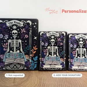 Peut inclure: Trois plaques rectangulaires noires repr&eacute;sentant un squelette blanc assis lisant un livre, entour&eacute; de fleurs violettes et bleues et d'&eacute;toiles. Le texte "The Reader" figure en haut de chaque plaque. Les deux plus petites incluent du texte.