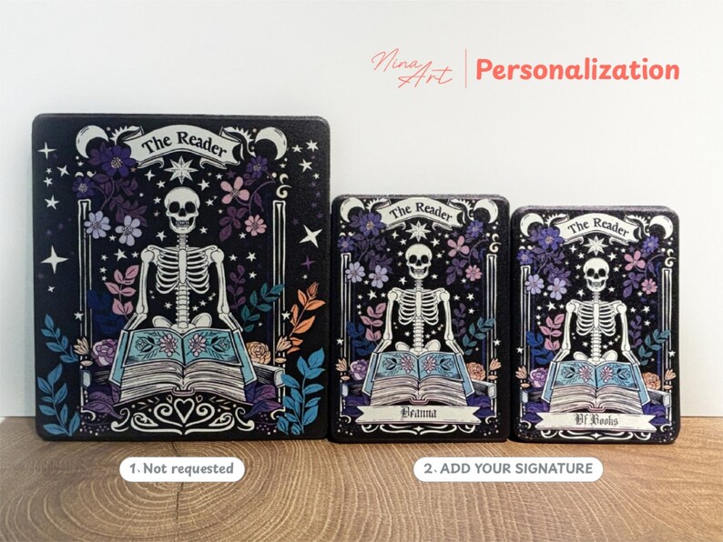 Peut inclure: Trois plaques rectangulaires noires repr&eacute;sentant un squelette blanc assis lisant un livre, entour&eacute; de fleurs violettes et bleues et d'&eacute;toiles. Le texte "The Reader" figure en haut de chaque plaque. Les deux plus petites incluent du texte.