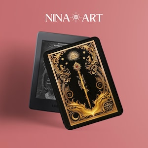 Op de afbeelding: Een zwarte Kindle e-reader met een decoratieve hoes met een goud en zwart sierlijk ontwerp. De hoes heeft een staf met een rode edelsteen, een alziend oog en de tekst "NINA-ART".