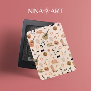 Könnte beinhalten: Eine beige Kindle E-Reader-Hülle mit einem sich wiederholenden Muster aus Cowboyhüten, Stiefeln, Gitarren, Kürbissen, Fledermäusen und Schädeln. Der Text "NINA-ART" ist im Hintergrund sichtbar.