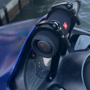 JBL Flip Series högtalarfäste för en Yamaha Waverunner FX140 från 2002-2004