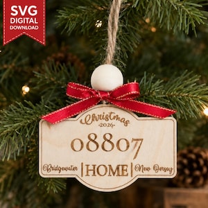 Può includere: Un ornamento in legno chiaro a forma di cartello stradale, con la scritta Christmas 2026, il codice postale 08807 e le parole Bridgewater, HOME e New Jersey. È completato da una perla in legno, un fiocco rosso e uno spago di juta per appenderlo.