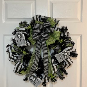 Tombstone Halloween wreath. Halloween decor, black white and green wreath, black garland Halloween wreath, round Halloween wreath