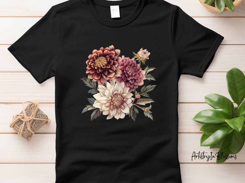 Pu&ograve; includere: Maglietta nera con un design floreale con dalie rosa, bianche e marroni. Il design &egrave; centrato sulla maglietta e ha un'estetica vintage.