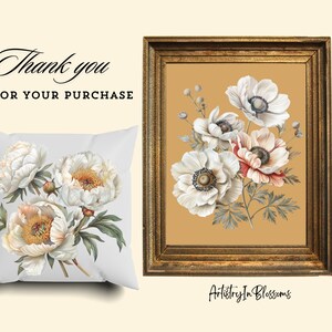 Pu&ograve; includere: Un cuscino bianco con un disegno floreale che presenta peonie bianche con centri gialli. Il cuscino &egrave; su uno sfondo bianco. L'immagine mostra anche una stampa incorniciata di anemoni bianchi con centri rossi su uno sfondo marrone chiaro. Il testo "Artistry In Blossoms" &egrave; sotto la stampa incorniciata.