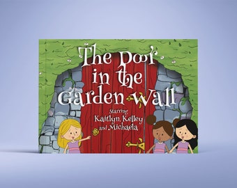 Puede incluir: Una portada de libro con una puerta roja en un muro de piedra. El título es "The Door in the Garden Wall" y el libro está protagonizado por Kaitlyn Kelley y Michaela. La portada presenta ilustraciones de tres chicas.