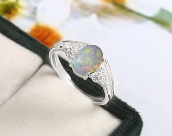 Anillo solitario de ópalo blanco y moissanita en plata de ley 925. Regalo de San Valentín para ella.