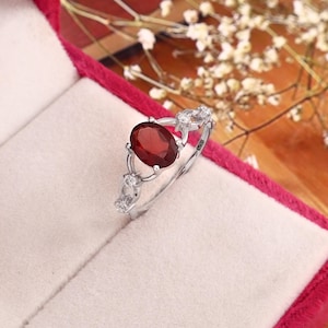 Anello con granato rosso in argento sterling 925, gioiello di fidanzamento con moissanite bianca fatto a mano