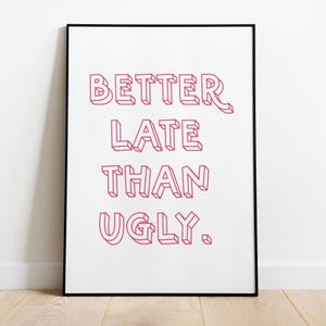 Better Late Als Ugly druckbare Wandkunst, lustiges Zitat Plakat für Badezimmer oder Waschtisch, rosa Typografie Instant Download Dekor