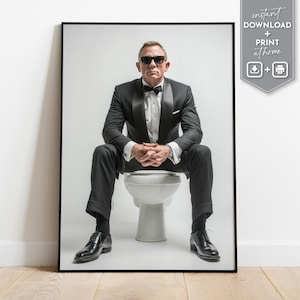 Puede incluir: Impresión enmarcada que muestra a un hombre con esmoquin negro, pajarita y gafas de sol, sentado en un inodoro blanco. La imagen tiene un borde negro e incluye el texto "descarga instantánea + imprime en casa".