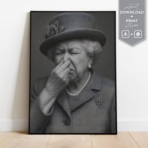 Puede incluir: Una fotografía en blanco y negro de una mujer con un sombrero y un collar de perlas, sujetándose la nariz con la mano. Parece que está oliendo algo desagradable.