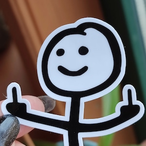 Op de afbeelding: Een zwart-witte sticker van een lachend stokfiguur dat met beide handen de middelvinger opsteekt.