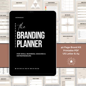 Könnte beinhalten: Ein schwarzes und weißes digitales Tablet-Mockup mit dem Text "The Branding Planner" und "For Small Business, Coaches & Entrepreneurs". Das Tablet ist umgeben von 40 Seiten eines druckbaren Branding-Kits für Kleinunternehmen, Coaches und Unternehmer. Das Kit enthält Seiten für Markenstrategie, Farbpsychologie, SWOT-Analyse, Markenstory, Markenstimme und -ton, Mission, Vision und Werte, Markenidentität, Projektplaner sowie Farben und Schriftarten.
