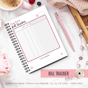 Puede incluir: Un cuaderno de seguimiento de facturas con espiral, con un borde rosa y las palabras "Bill Tracker" en una pancarta rosa. Un bolígrafo rosa descansa junto al cuaderno. El cuaderno tiene una cuadrícula para rastrear facturas, fechas de vencimiento y pagos.