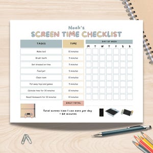 Może przedstawiać: Lista kontrolna czasu przed ekranem zatytułowana "Screen Time Checklist Noah's" z zadaniami takimi jak "Pościel łóżko" i "Mycie zębów". Zawiera codzienny harmonogram z przedziałami czasowymi i sekcję dla sum dziennych. Całkowity czas przed ekranem to 60 minut.