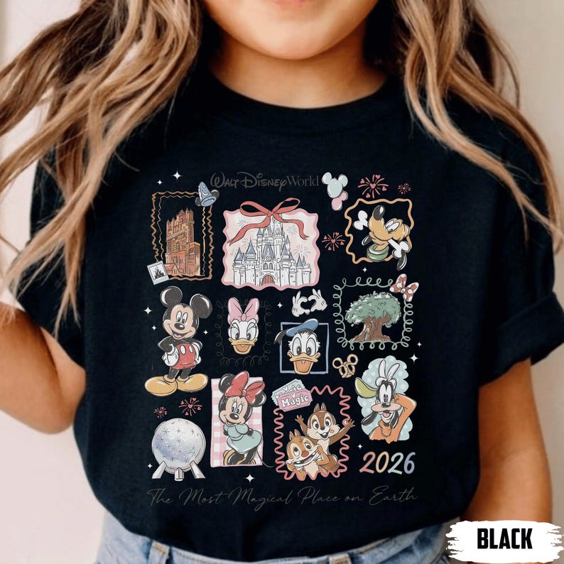 Puede incluir: Camiseta negra con un dise&ntilde;o colorido de Disney. El dise&ntilde;o incluye a Mickey Mouse, Minnie Mouse, el Pato Donald y Chip y Chop, con el texto "Walt Disney World" y "2026". La camiseta tambi&eacute;n tiene el texto "The Most Magical Place on Earth".