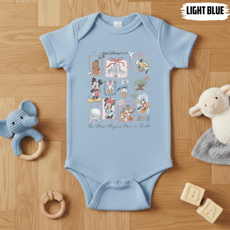 Puede incluir: Body de beb&eacute; azul claro con un dise&ntilde;o colorido de Disney World. El dise&ntilde;o incluye a Mickey y Minnie Mouse, el Pato Donald, Chip y Chop, y el texto "Walt Disney World" y "2026".