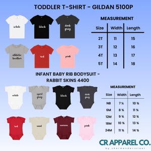 Puede incluir: Imagen de camisetas para ni&ntilde;os peque&ntilde;os y bodies para beb&eacute;s en varios colores, como blanco, negro y rosa. La imagen incluye una tabla de medidas con tallas y dimensiones en pulgadas. La marca es CR Apparel Co.