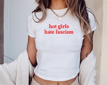 Camiseta de bebé con el lema "Chicas calientes que odian el fascismo Y2K", camiseta a favor de la inmigración, camiseta antirracista, ropa de activista político, camiseta anti-Trump, camiseta liberal para mujeres