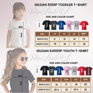 Puede incluir: Imagen de una camiseta blanca para ni&ntilde;os peque&ntilde;os y una camiseta negra para j&oacute;venes con tablas de tallas y colores. Las tablas muestran las medidas de ancho y largo en pulgadas para varios tama&ntilde;os y colores, incluyendo blanco, negro y rojo.