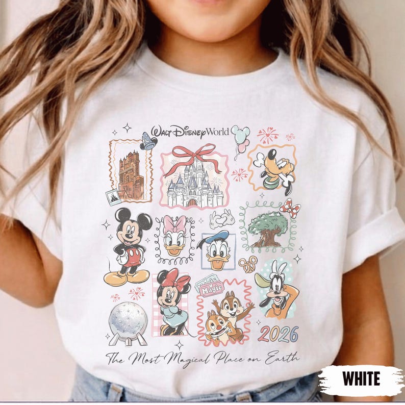 Puede incluir: Camiseta blanca con un dise&ntilde;o colorido de Disney, con personajes como Mickey y Minnie Mouse. La camiseta incluye el texto "Walt Disney World" y "The Most Magical Place on Earth."